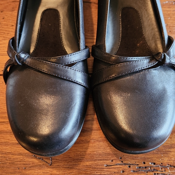 NWOT Bare Traps Restless leather flats Size 7 Color black - Picture 5 of 7